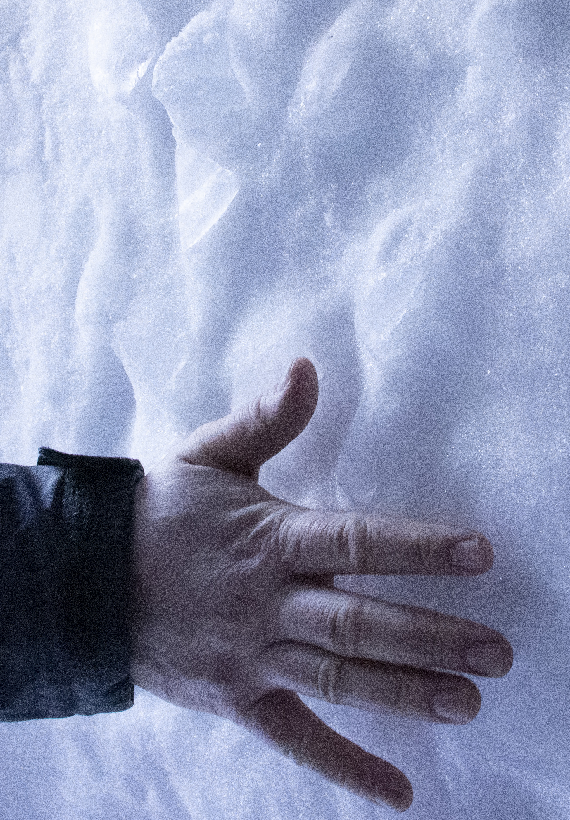 Peetu on somistanut saunan seiniä pienillä jääpaloilla, jotka kimmeltävät pimeässä mukavasti.