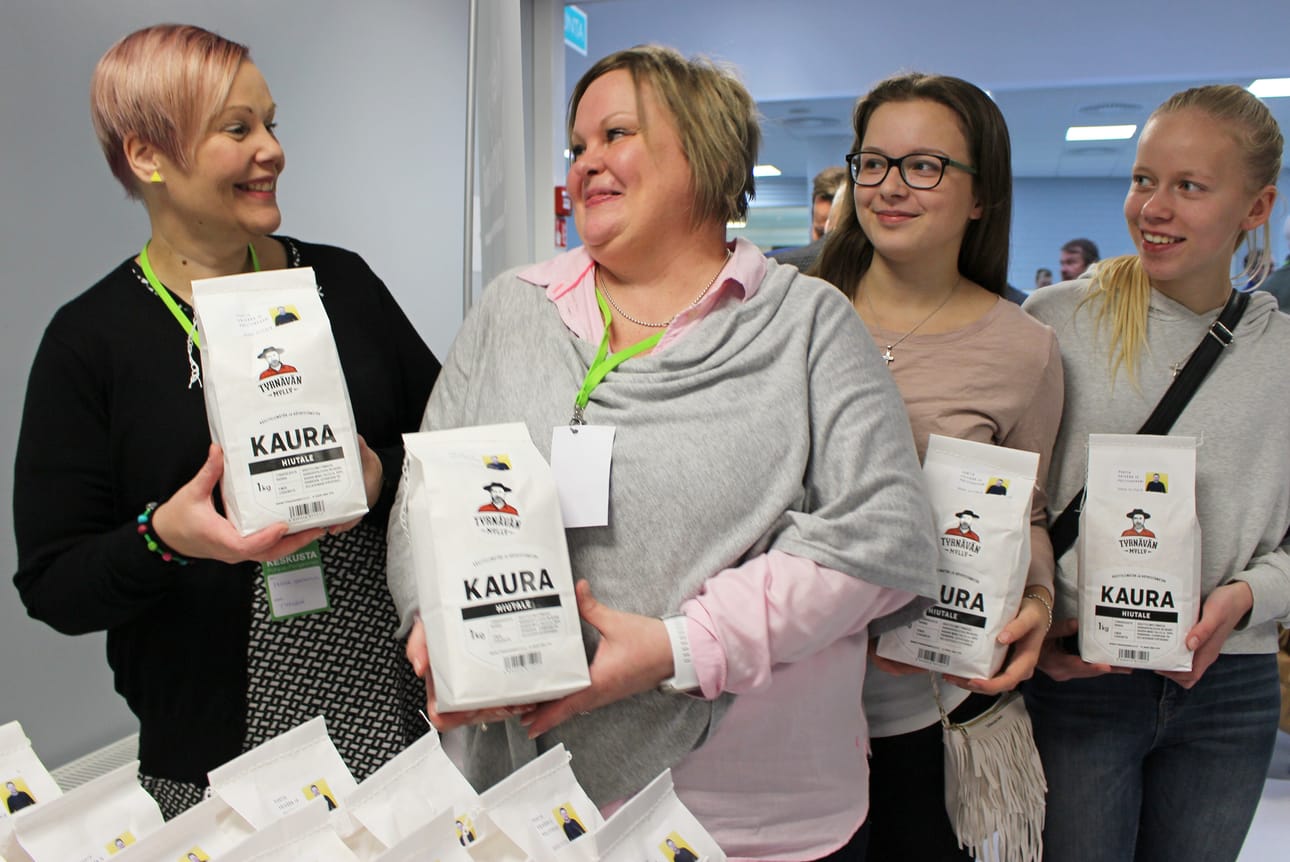 Minna Matinlauri, Minna Saukonoja, Janette Mankinen ja Erika Törmänen jakoivat kokousväelle Puhtia politiikkaan ja päivään -kaurahiutalepusseja.