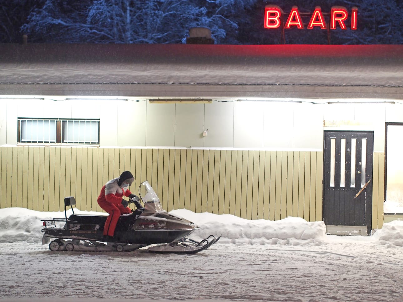 Metsurin tarinan päähenkilöä Pepeä näyttelevä Jarkko Lahti tutustuu moottorikelkkaan ennen kohtauksen kuvaamista.