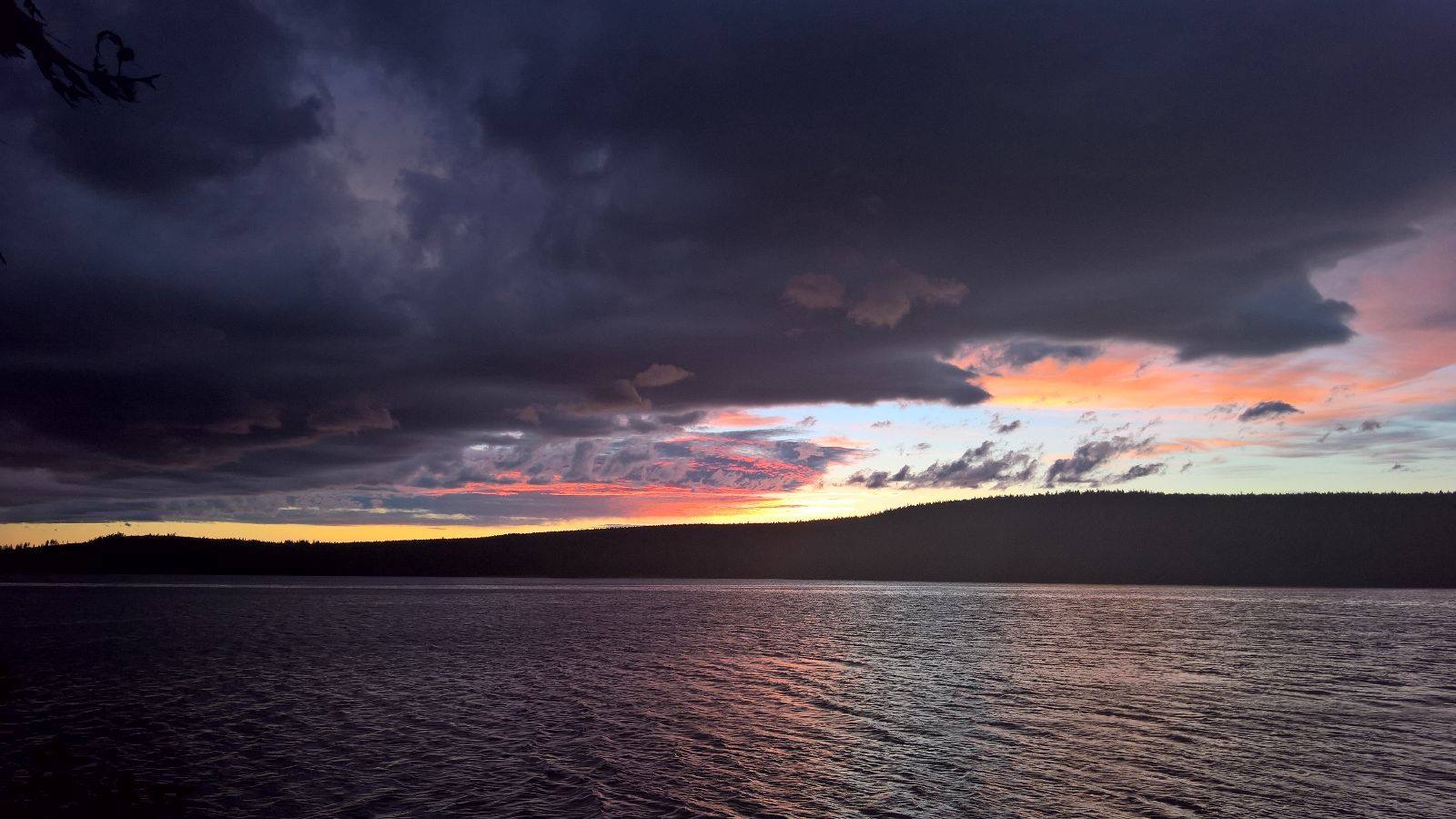 Jyrki Törmänen on tallentanut lukijan kuvaan yhden upeista       auringonlaskuista. Taivaan monet sävyt ja synkkä pilvimassa tekevät kuvasta varsin vaikuttavan.