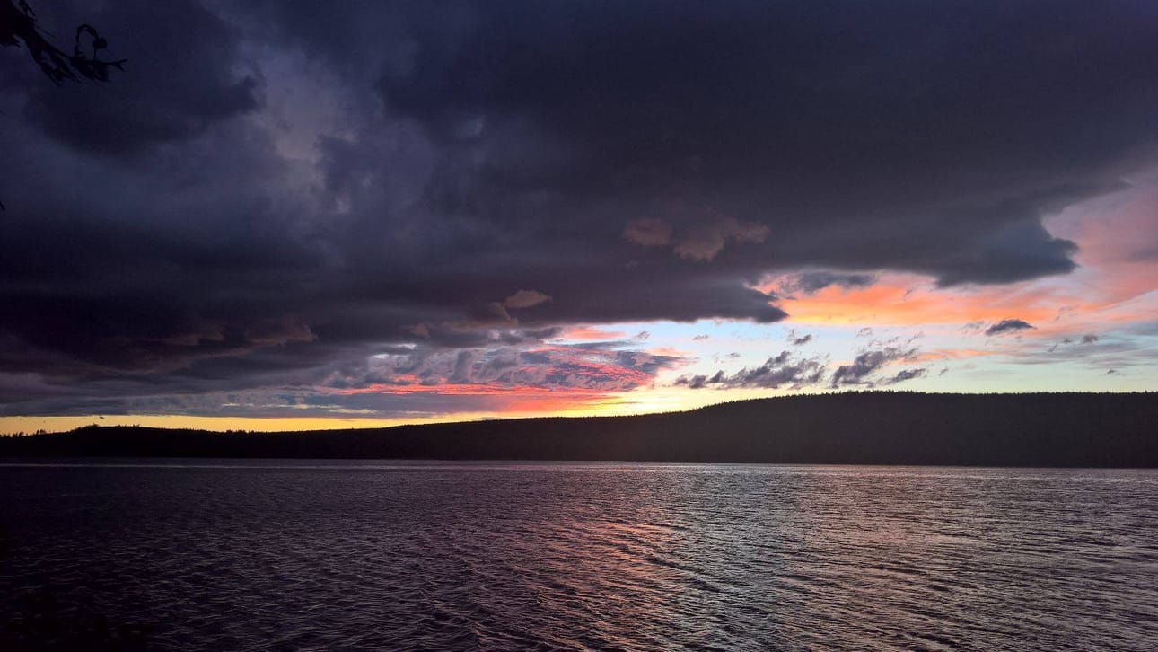Jyrki Törmänen on tallentanut lukijan kuvaan yhden upeista auringonlaskuista. Taivaan monet sävyt ja synkkä pilvimassa tekevät kuvasta varsin vaikuttavan.