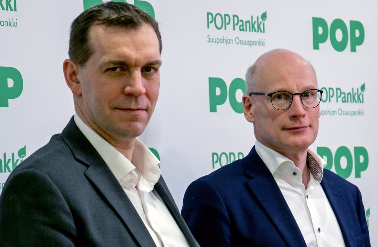 Suupohjan Osuuspankin toimitusjohtaja Timo Kalliomäki ja yritysliiketoimintavastaava Kyösti Kuusinen iloitsevat pankin hyvästä viime vuoden tuloksesta. Samaan aikaan mustia pilviä on monien maatalousasiakkaiden päällä ja Ukrainan sota sotkee osakemarkkinoita.