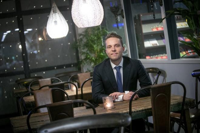 Keskustan varapuheenjohtaja Petri Honkonen oli jo junassa matkalla Lapualle, kun hänelle selvisi, ettei puhetilaisuus koronan kiihtymisvaiheessa olevalla alueella ole luvallista. Hän ehti käydä lasillisella glögiä Seinäjoen asemalla odottaessaan paluujunaa Helsinkiin. KUVA: JAAKKO ELENIUS