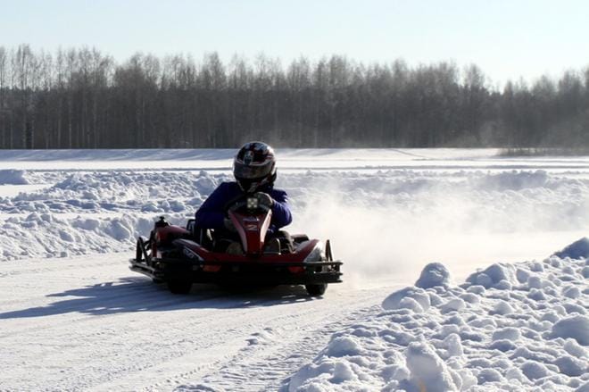 Tätä ei nyt nähdä viikonloppuna Jurvassa. Botniaringin mikroautokisat peruutetaan, koska järjestäjät eivät pysty takaamaan jään kestävyyttä.