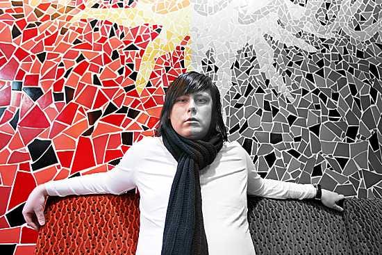 Ville Schroderus pyrki Idols-ohjelmaan Oulun Amarillossa kaksi vuotta sitten. Vaikka Schroderus putosi ohjelmasta jo alussa, syntyi siitä kipinä työstää omaa musiikkia.
