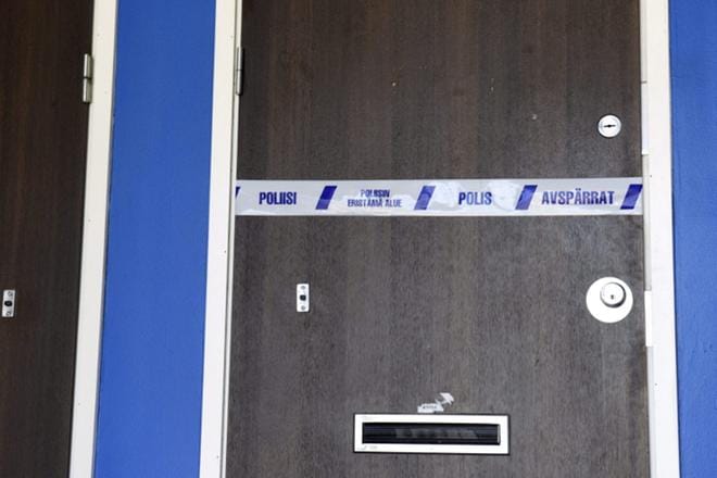 Poliisin eristysnauhaa asunnon ovessa Helsingin Siltamäessä 8. toukokuuta. Sarjakuristaja Michael Penttilää esitetään vangittavaksi, sillä Penttilää epäillään 13. huhtikuuta Helsingissä tehdystä murhasta. LEHTIKUVA / HEIKKI SAUKKOMAA