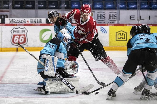 Sport-hyökkääjä Heikki Harju työllisti tässsä Pelicansin maalivahtia Jasper Patrikaista ja puolustaja Aapo Aholaa. KUVA: JARNO PELLINEN
