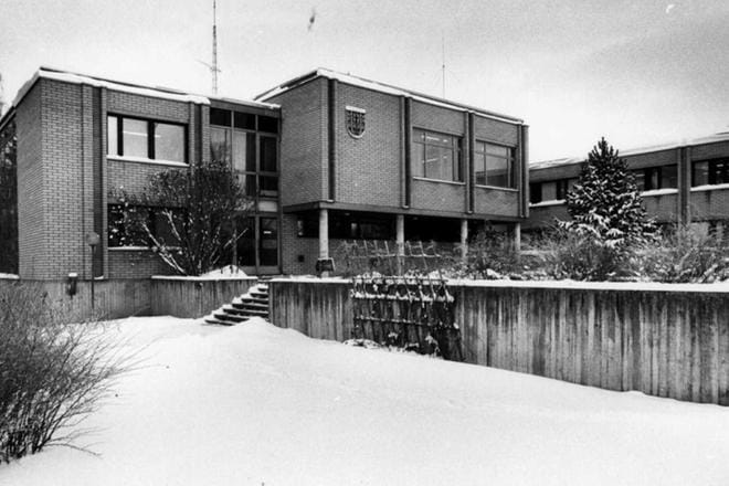 Jalasjärven entinen kunnantalo, nykyinen Jalasjärvi-talo, ei päädy Rehupiiklesin videon kuvauspaikaksi.
