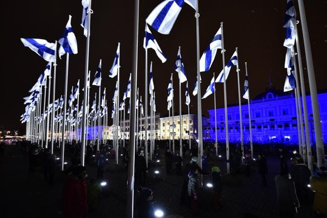 Lapset ja nuoret nostivat sata Suomen lippua salkoon sadan vuoden itsenäisyyden kunniaksi. Sää suosi avajaisia, kun pieni tuulenvire sai liput edes hieman liehumaan. Kuvat: Kimmo Penttinen
