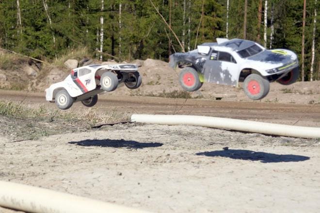 Vaikka RC-autojen radalla onkin paljon hyppyreitä ja lajissa autot ovat ilmassa paljon, voi kokeilua suorittaa ihan maanpinnallakin ajaen. KUVA: VESA RAUHALA