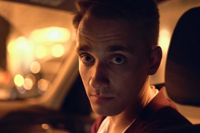 Toimittaja Andrei Sošnikov tutkii kuukausikaupalla trollitehtaan videoita todistaakseen, että ne ovat lavastettuja. KUVA: Yle Kuvapalvelu