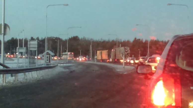 Liikennejonot ylsivät Iin sillalle kello 15.10.