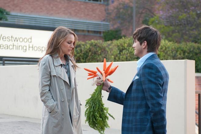 Emma (Natalie Portman) ja Adam (Ashton Kutcher) ovat pitkäaikaisia ystäviä, jotka päätyvät vähän vahingossa samaan sänkyyn romanttisessa komediassa Näin ystävien kesken. KUVA: Liv