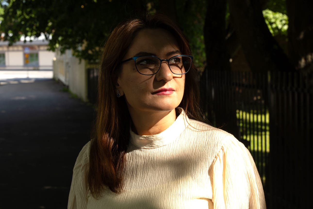 Iranilainen Shärareh Mahmoodi suree kansansa ja pelkää läheistensä puolesta.