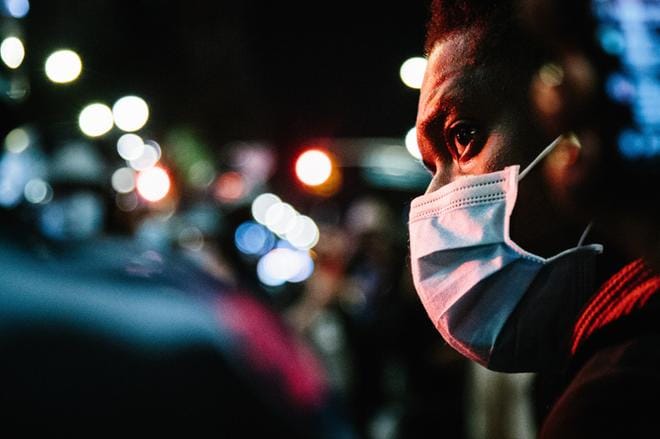 Mies seurasi Black Lives Matter -mielenosoitusta New Yorkissa 5. marraskuuta. Poliisi pidätti kymmenkunta mielenosoittajaa. KUVA: Alba Vigaray / EPA