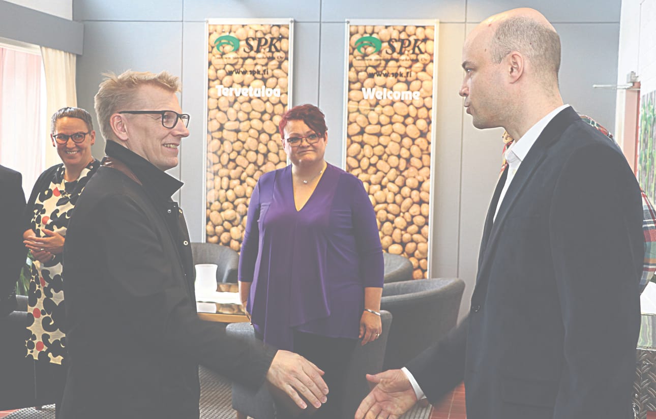 FinnPomin toimitusjohtaja Heikki Markus kättelyvuorossa. Ministeri Kimmo Tiilkaisen takana kunnanjohtaja Marjukka Manninen ja SPK:n toimitusjohtaja Paula Ilola.