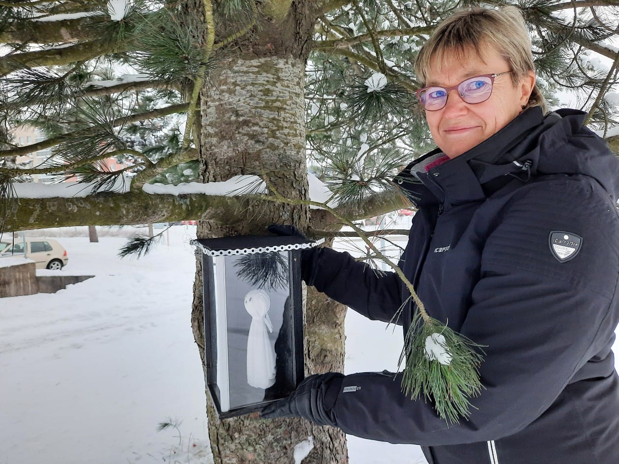 Liikuntaneuvoja Elisabeth Wiklund näyttää, miltä kyläjemma voi näyttää.