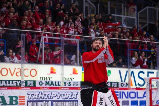Sport etsii nyt seuraajia tälle miehelle. Maalivahti Mika Järvinen vartioi Sportin maalia kolmen kauden ajan, mutta ei jatka seurassa. Järvinen hyvästeli kannattajat runkosarjan viimeisessä ottelussa Vaasan jäähallissa. KUVA: MINNA ANTILA