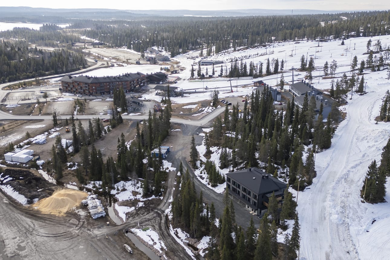 Casa Saaruan kahdeksan hirsihuvilaa rakentuvat kuvassa etualalla näkyvää Rukakeskuksen Parkside-huoneistohotellia vastapäätä.