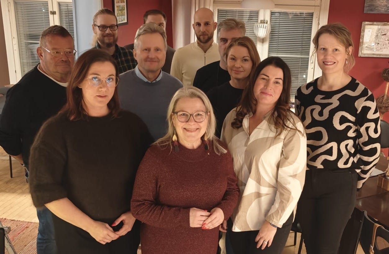 Pia Hanski (edessä keskellä) jatkaa puheenjohtajana. Kempeleen yrittäjäyhdistys edistää yrittäjien etuja.