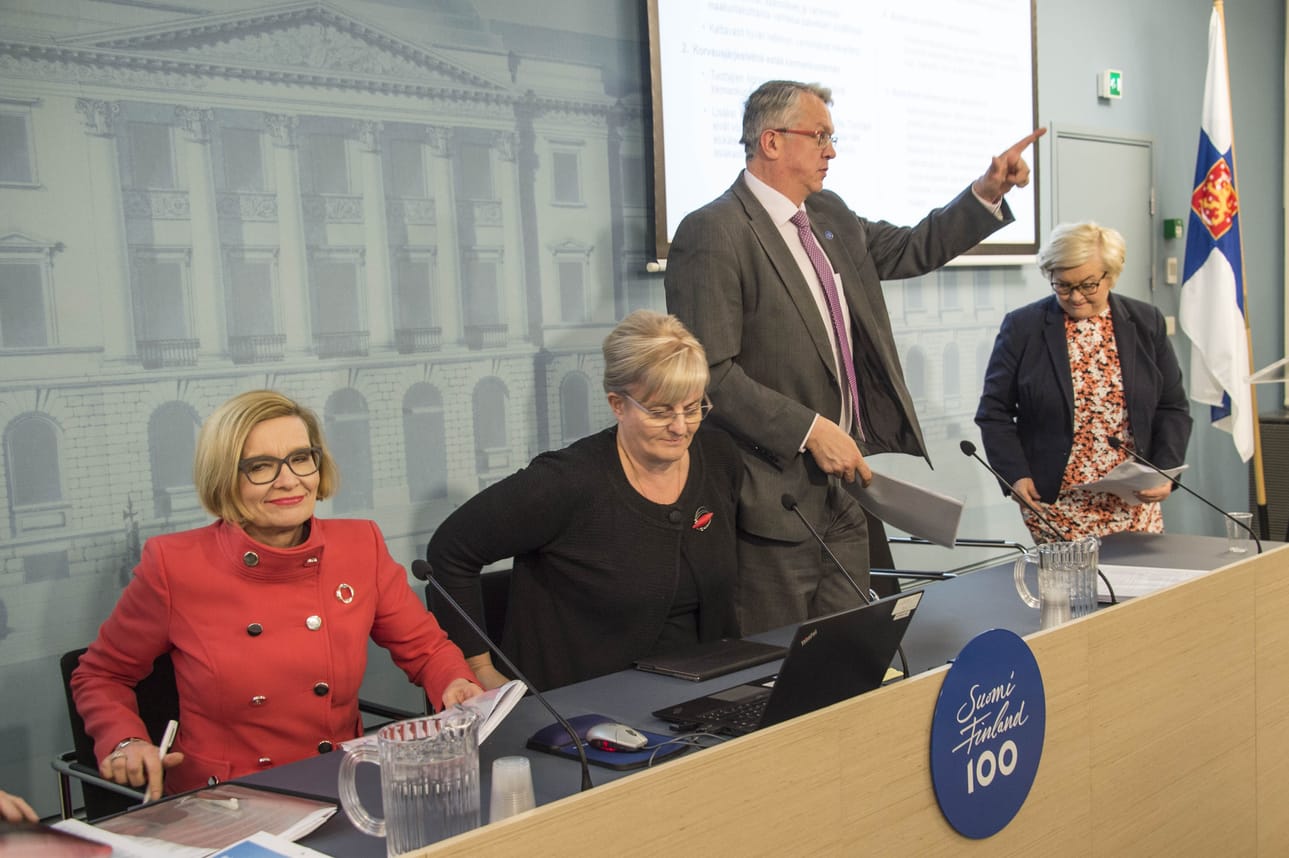 Ministerit Paula Risikko (vas), Pirkko Mattila, Juha Rehula ja Anu Vehviläinen kertoivat tiistaina hallituksen esityksestä soten valinnanvapaudesta. Pallo on nyt eduskunnalla. THL:n johtaja Markku Pekurinen pelkää, että asiakkaan todellista valinnanvapautta leikkaa tiedonpuute.