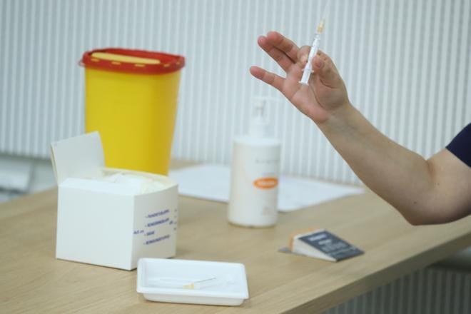 Riittävän rokotekattavuuden saavuttaminen kestää, koska rokotteita saadaan maahan pienehköjä määriä kerrallaan. KUVA: Mauri Ratilainen