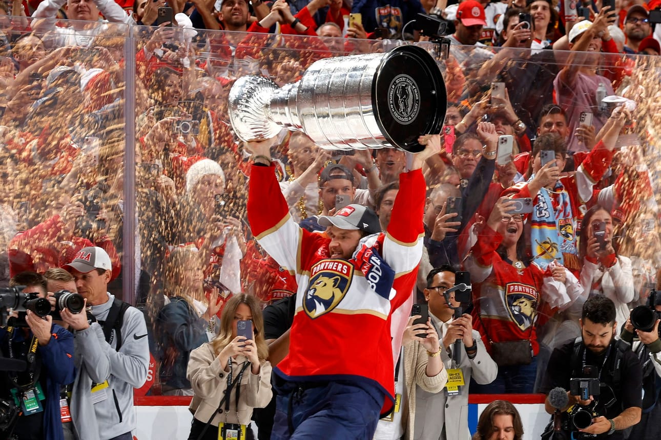 Florida Panthersin suomalaiskapteeni Aleksander Barkov pääsi voittajajoukkueesta ensimmäisenä nostamaan arvostettua mestaruuspokaalia. LEHTIKUVA/AFP