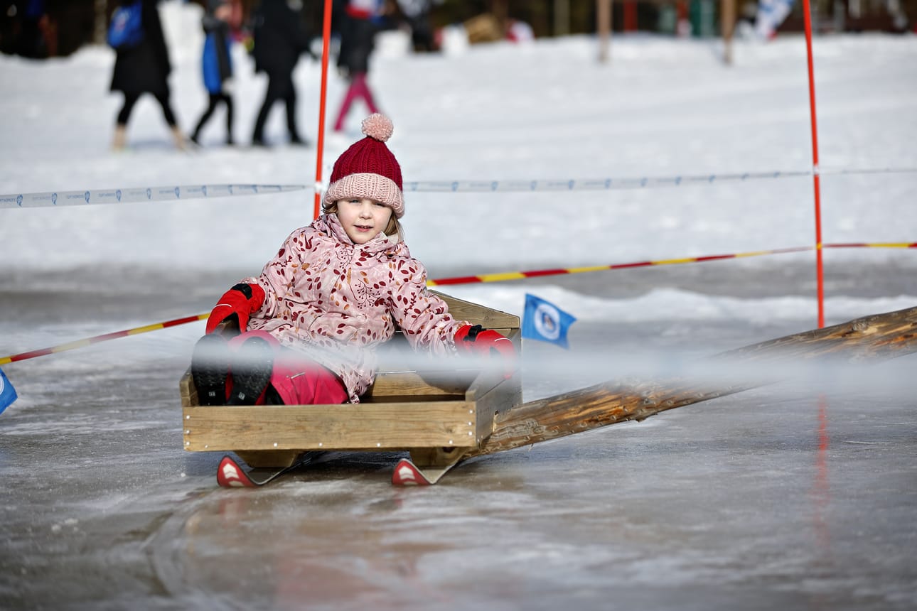 Amanda Hakolan, 5, päätä ei juuri huimaa vipukelkan kyydissä Seinäjoella järjestetyssä Ulkona kuin lumiukko -talviseikkailussa.