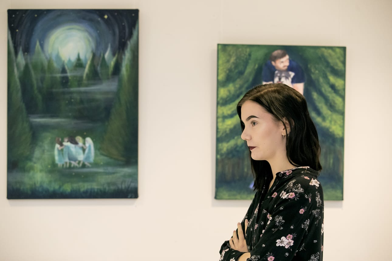 Ystäviä voi olla monta. Julia Saukon Piiri kuvaa vangitsevasti ja sadunomaisesti ystävyyttä ihmisten piirinä luonnon keskellä. Saukko loihtii moniin maalauksiinsa satumetsän taikaa.