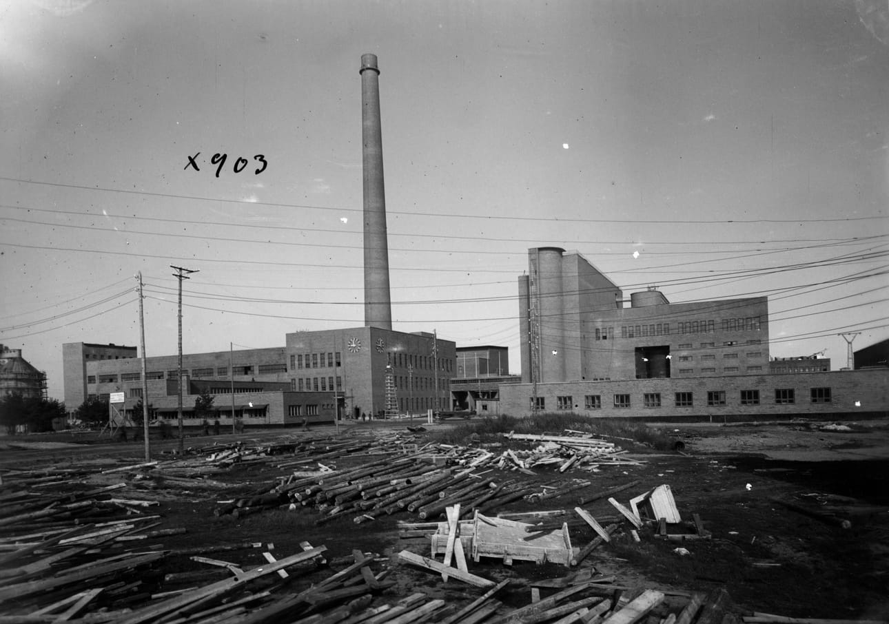 Piippu seisoi paikallaan jo Oulu Oy:n tehtaiden rakennusvaiheessa.