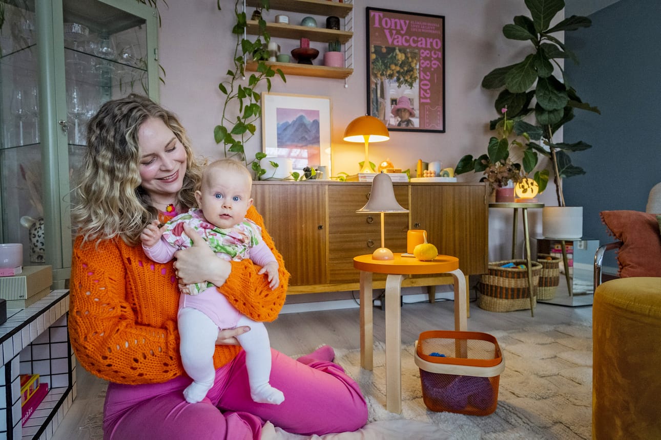 Melina Tervomaa viettää vanhempainvapaata viisikuisen tyttärensä kanssa. Kotona viihtyvä Tervomaa kertoo, että sisustus elää usein. – Pienempien sisustusesineiden paikkaa vaihtelen viikoittain, mutta kaikkia huonekaluja en sentään koko ajan siirtele, hän naurahtaa.