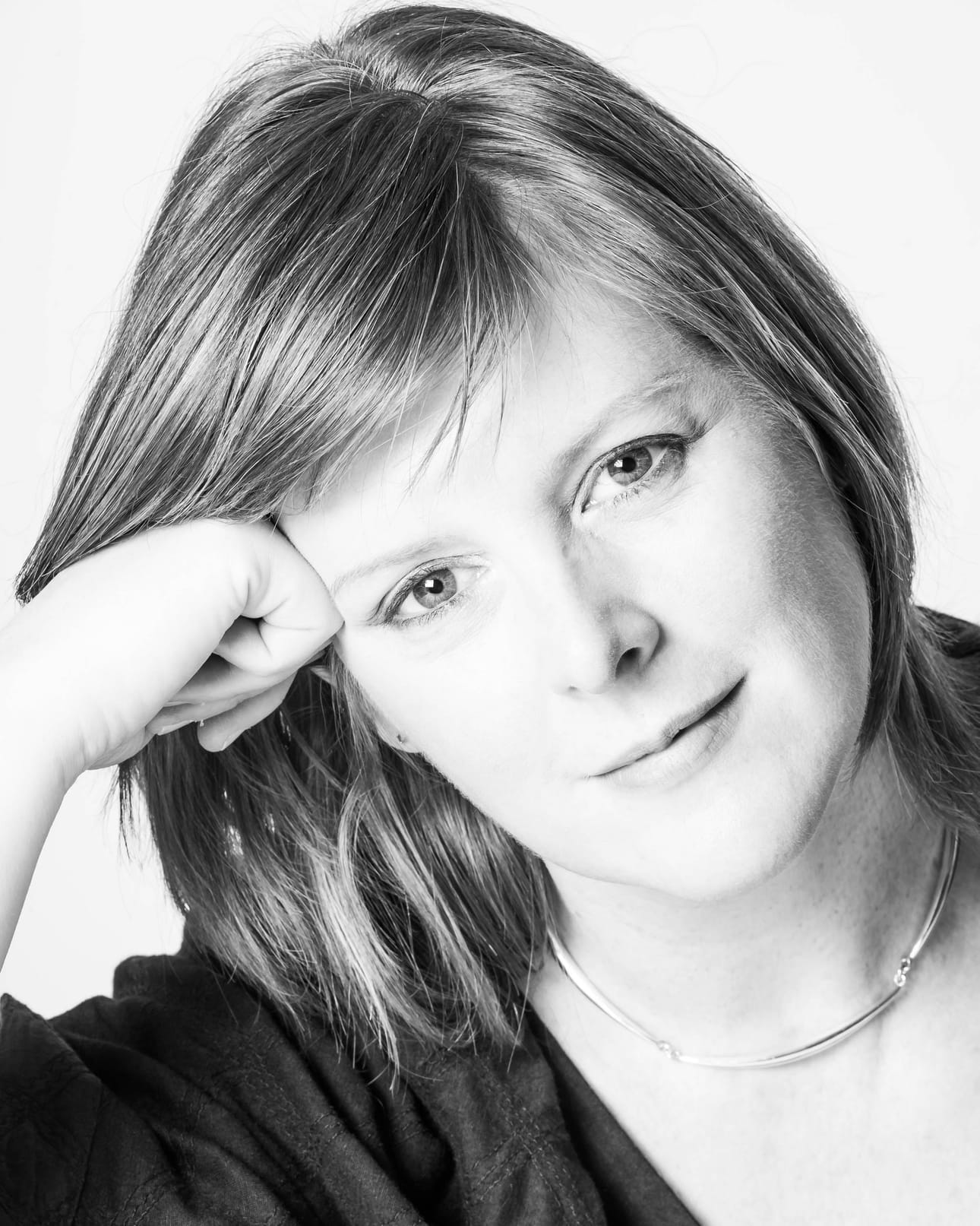 Lumipallo-musikaalin lavastuksesta ja puvustuksesta vastaa brittiläinen Nicky Shaw, joka on työskennellyt muun muassa Royal Opera Housessa Lontoossa.
