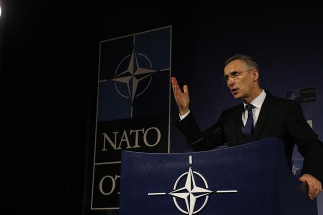 Naton pääsihteeri Jens Stoltenberg vastasi toimittajien Trump-kysymyksiin Brysselissä keskiviikkona. KUVA: Lauri Nurmi