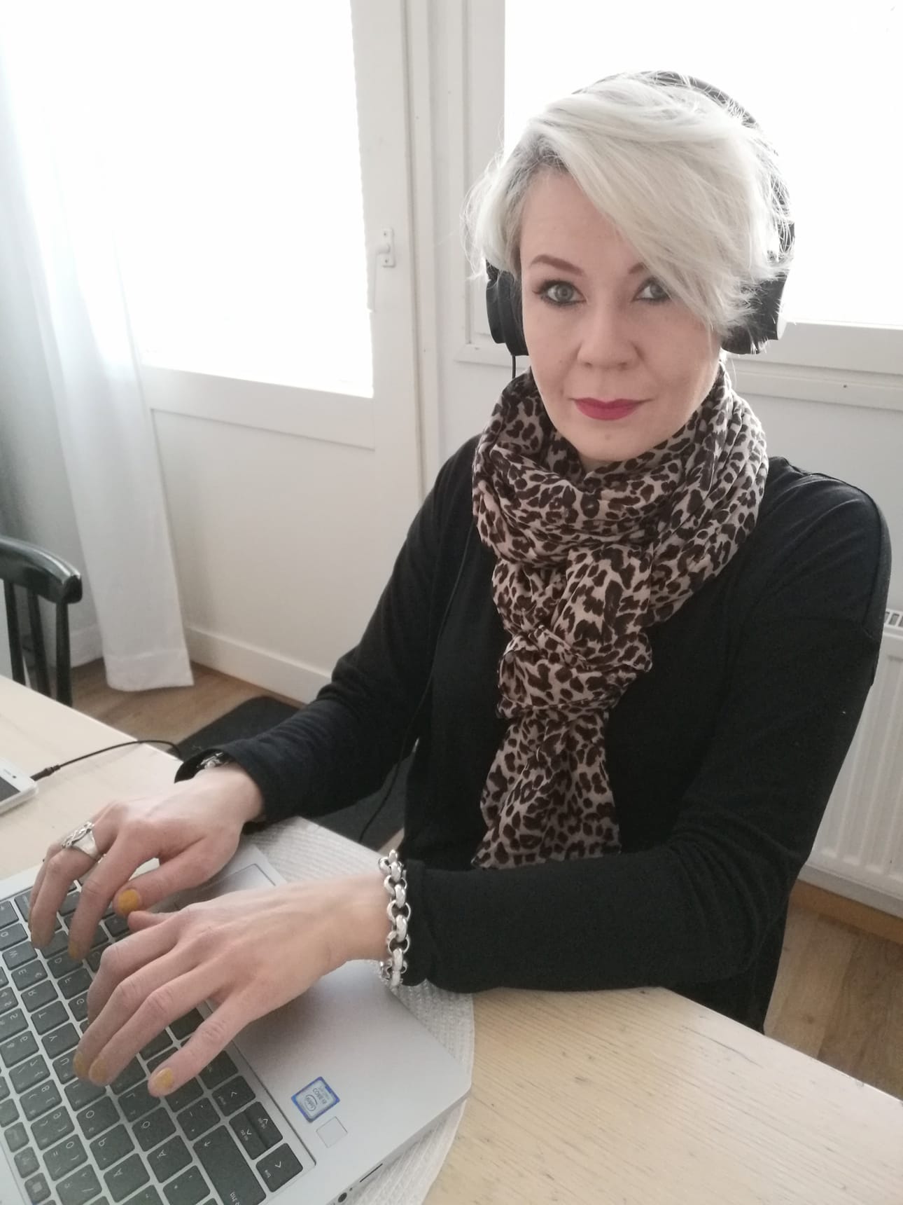 Susanna Puolakka on taidemuseon opasvalvoja, mutta tänä keväänä hän soittaa Rovaniemi-avun puheluita kaupungin senioreille. Työ on ollut mieleistä.