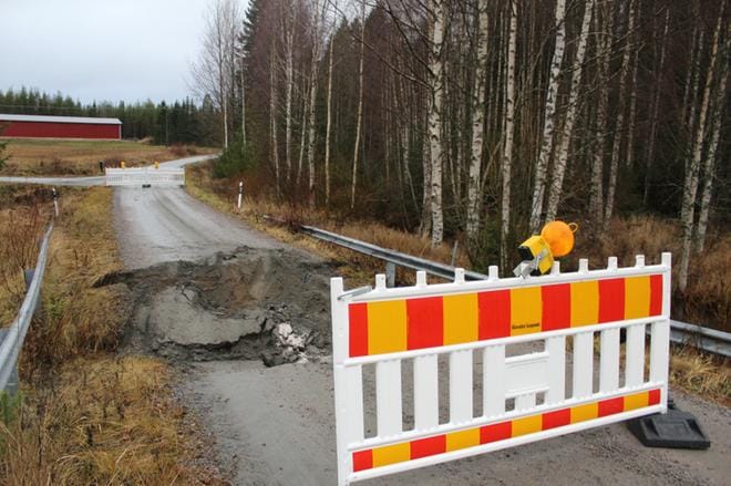 Ikkalantiellä Alavudella uusitaan siltarumpu. Viime viikonvaihteessa petti vuonna 1979 asennettu teräsputkirumpu. KUVA: REIJO HEIKKILÄ