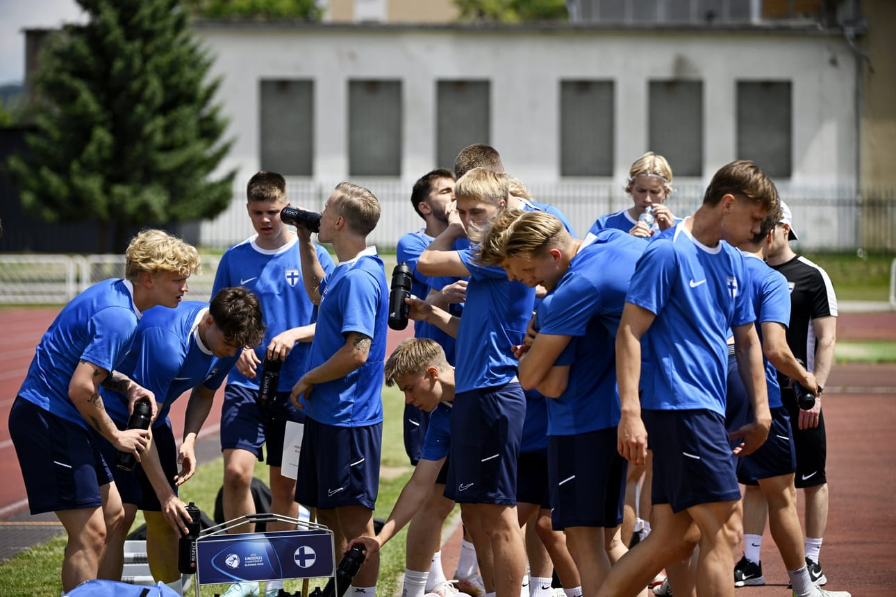 Suomi pelaa toista ja Ukraina neljättä kertaa alle 21-vuotiaiden miesten EM-kisoissa. Pikkuhuuhkajat harjoitteli Slovakian Kosicessa lauantaina. LEHTIKUVA / Antti Aimo-Koivisto