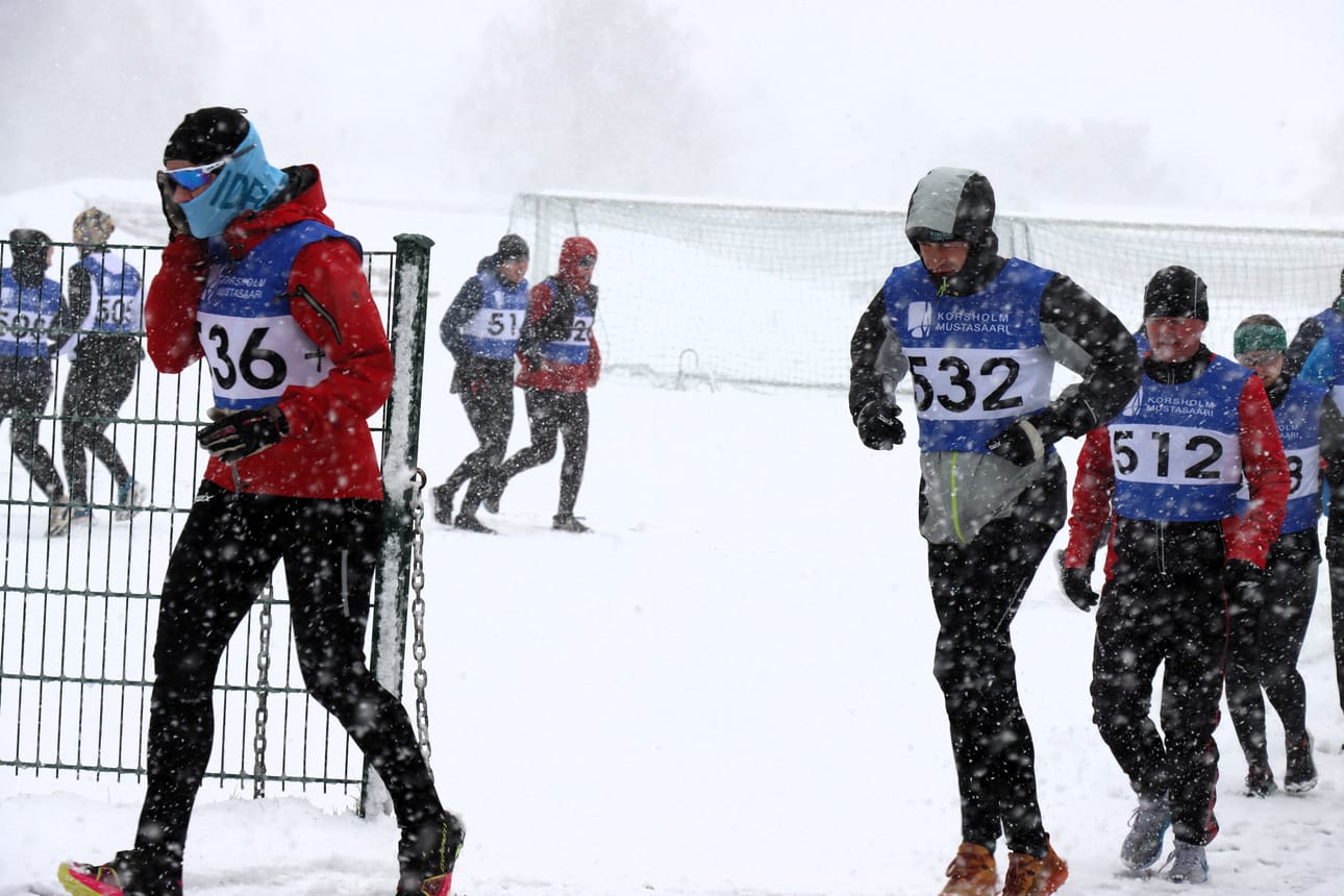 Backyard ultran osanottajat aloittivat tapahtuman lauantaiaamuna talvisissa oloissa. Kisan on suunniteltu loppuvan sunnuntaiaamuna.