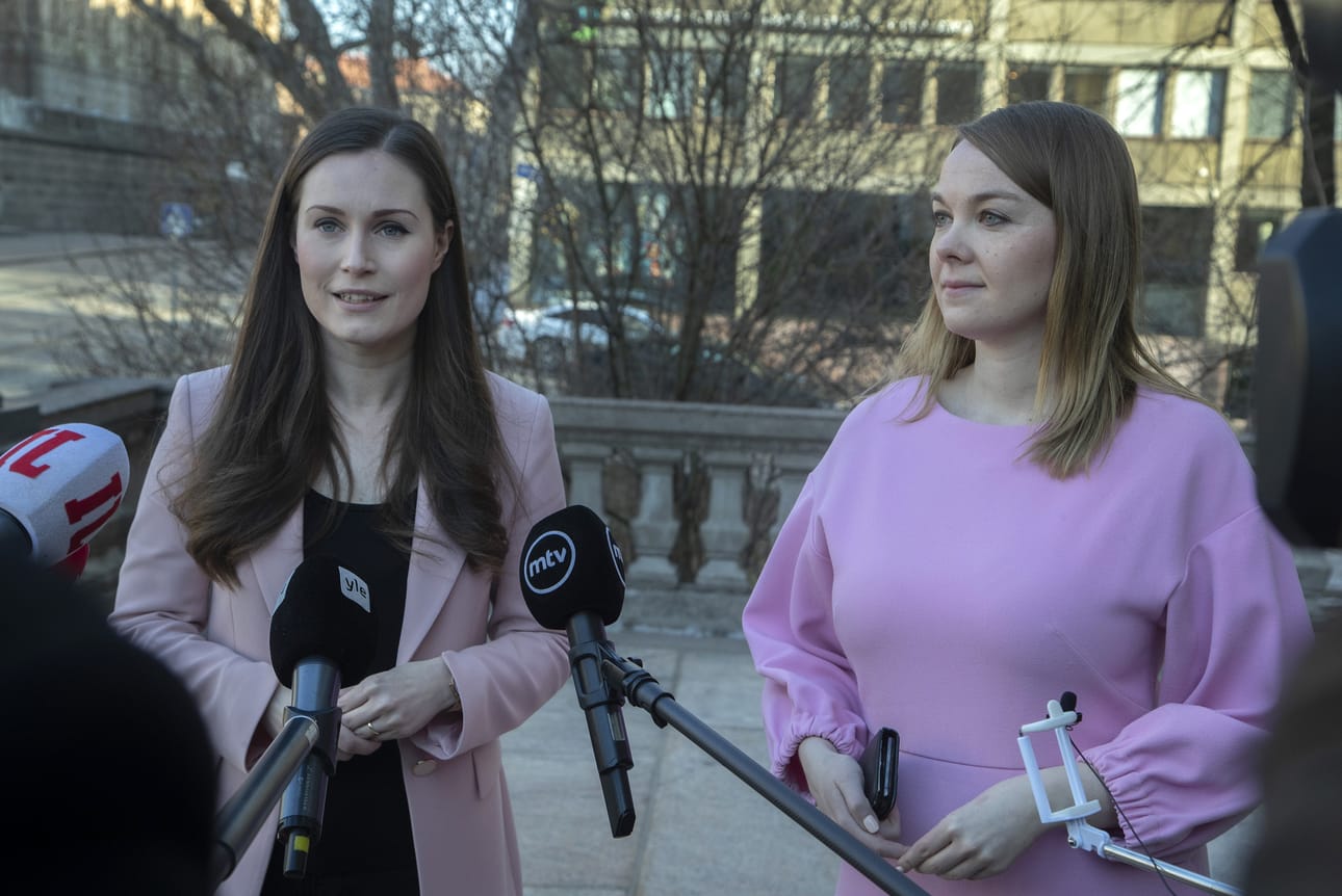 Pääministeri Sanna Marin (sd.) ja valtiovarainministeri Katri Kulmuni (kesk.) puhuivat medialle Säätytalon edessä tiistaina, kun kehysriihineuvottelut alkoivat.
