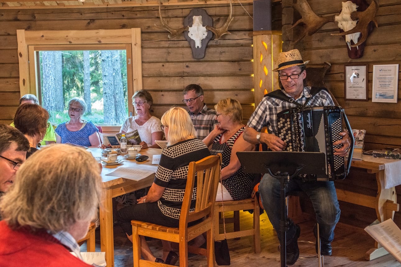 Useimmat illan aikana laulettavat kappaleet ovat melko surullisia, haitarilla yhteislaulua säestävä Timo Väisänen sanoo.
