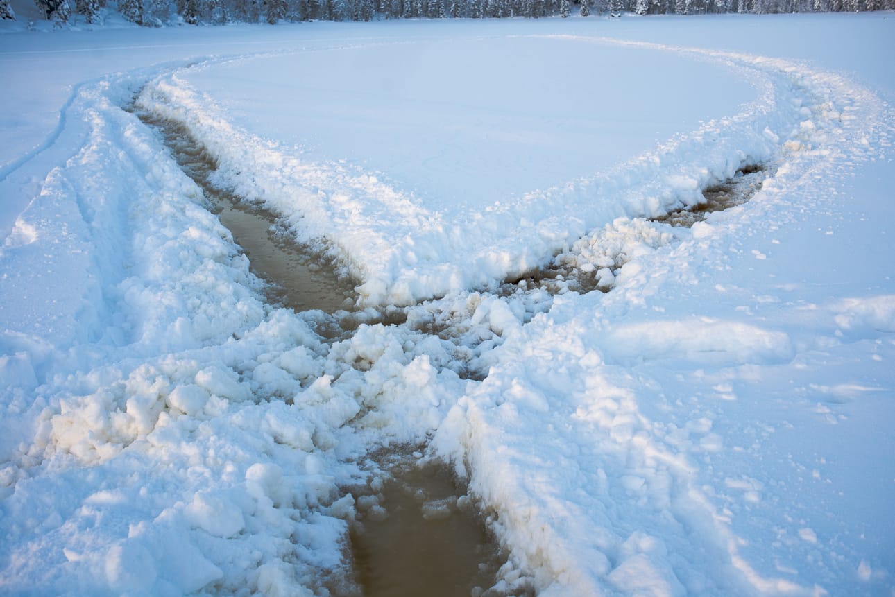 Paikoitellen jään päälle on kuitenkin noussut vettä.