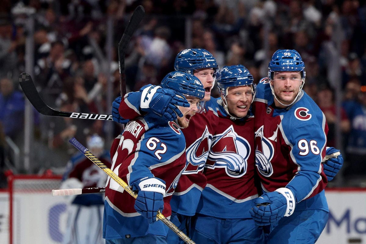 Artturi Lehkonen (vas.) ja Mikko Rantanen (oik.) tekivät Edmontonia vastaan tehot 1+1. LEHTIKUVA/AFP