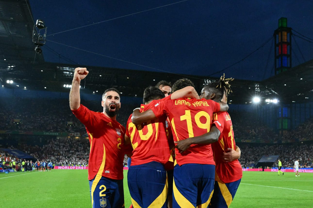 Espanja jyräsi Kölnin kaatosateessa vastustajansa toisella puoliajalla kumoon. LEHTIKUVA/AFP
