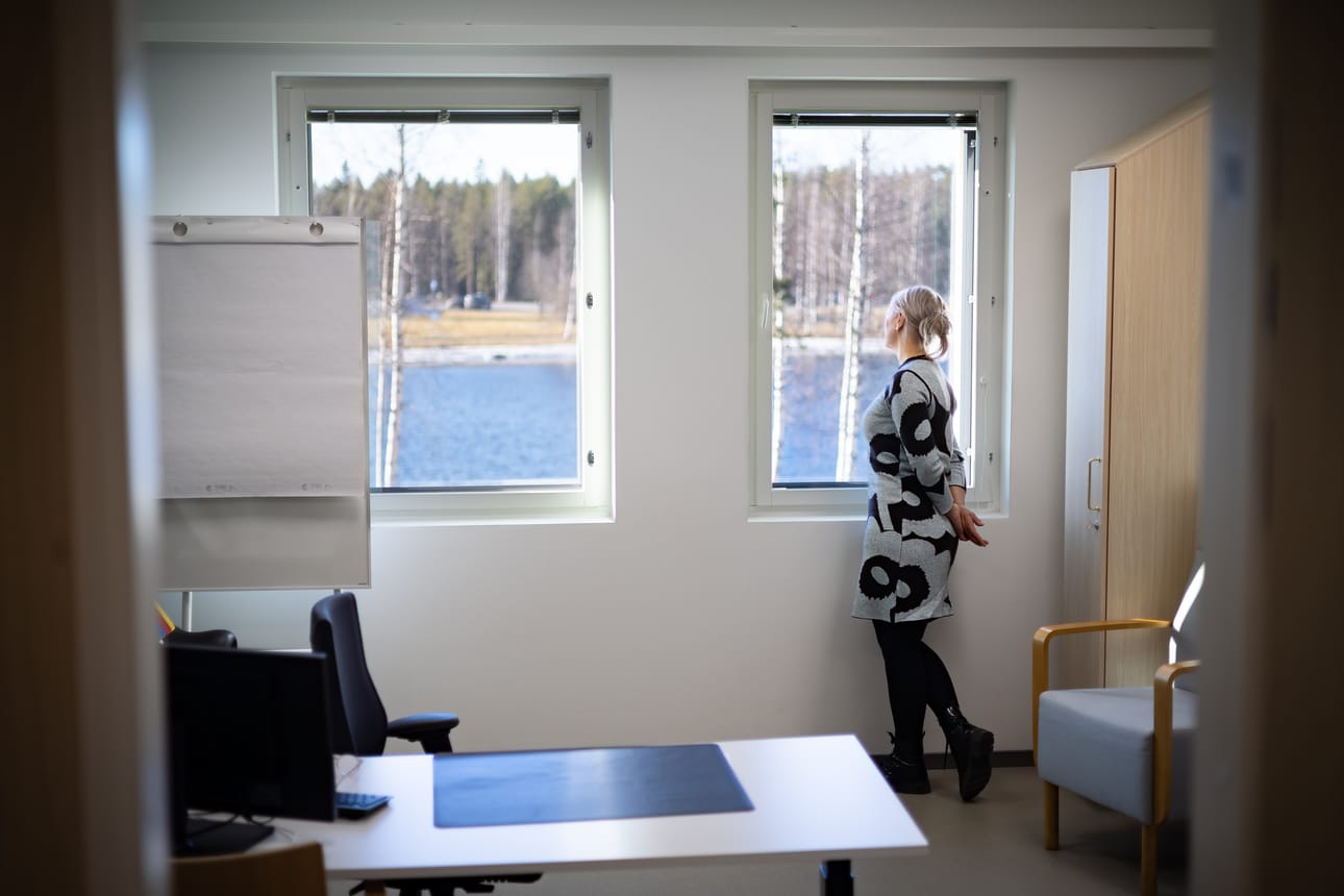 Sosiaalityöntekijä Jenni Saarijärven työhuoneen ikkunasta avautuu näkymä Seinäjoen Kyrkösjärvelle.