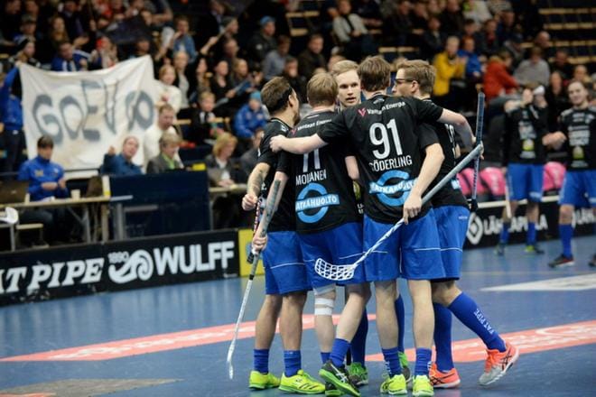 Eräviikinkien pelaajat juhlivat SPV:n kustannuksella. Kuva: Lehtikuva / Mikko Stig