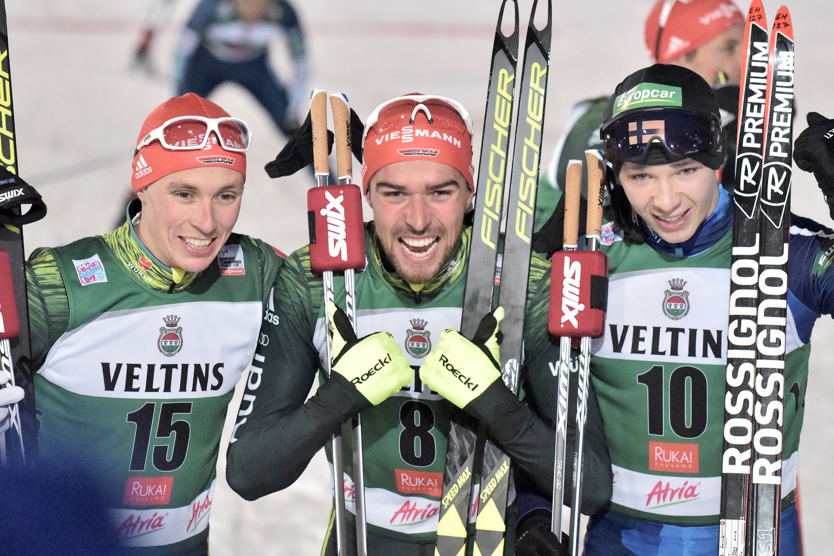 Eero Hirvonen ylsi kaksi kertaa viikonlopun aikana palkintokorokkeelle. Sunnuntain kisassa kokeneet saksalaiset Johannes Rydzek ja Eric Frenzel ehtivät Hirvosen edelle.