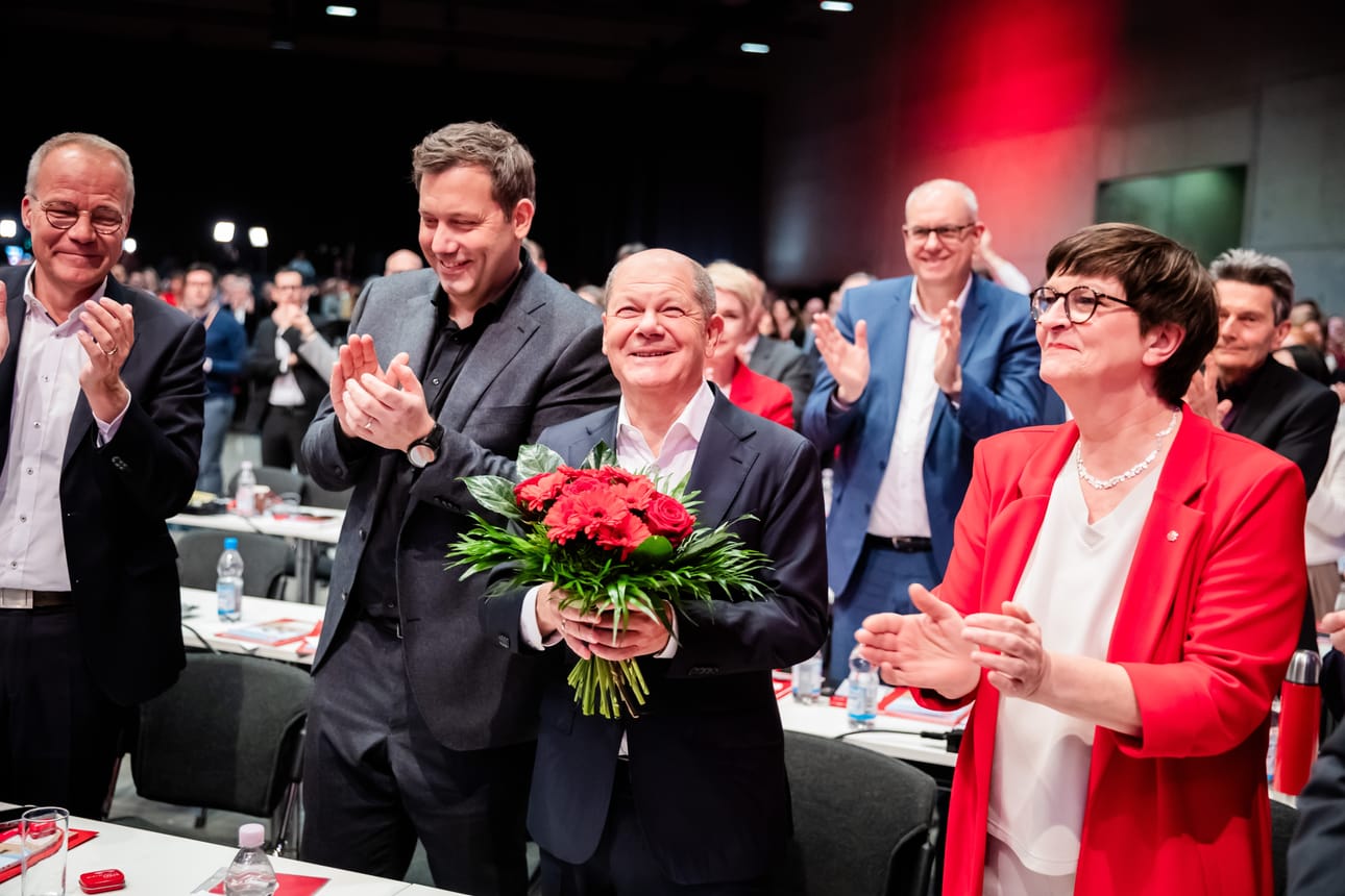 Olaf Scholz esiintyi Saksan sosiaalidemokraattien eli SPD:n puoluekokousväelle päättäväisin elkein. Linjapuhe kesti suomalaisittain uskomattomat 50 minuuttia. Tavoitteena on selkeästi kristillisdemokraattien gallup-etumatkan kurominen umpeen, vaikka tehtävä näyttää nyt lähes mahdottomalta. Kuva: CHRISTOPH SOEDER