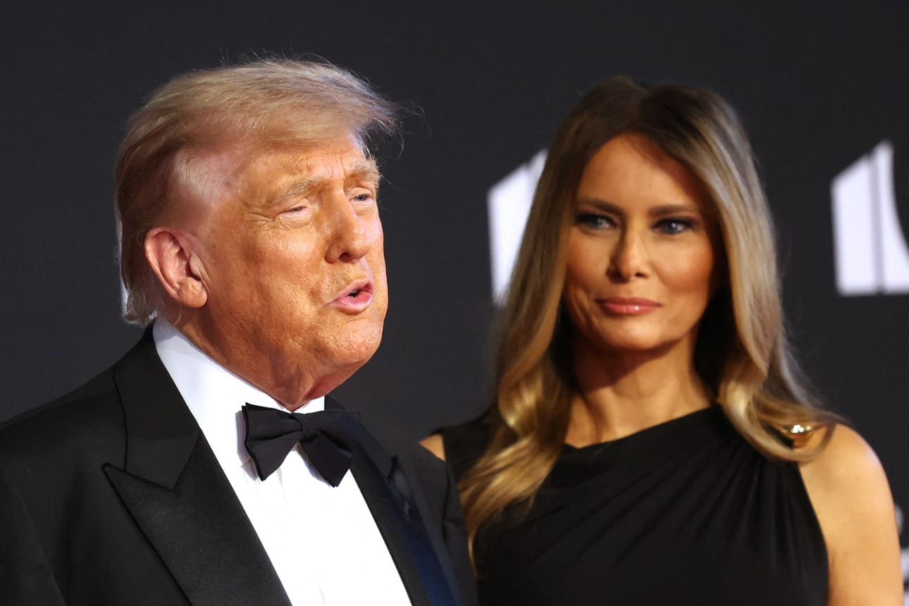 Yhdysvaltain presidentti Donald Trump kommentoi evakuointeja toimittajille saapuessaan Les Miserables -musikaalin ensi-iltaan puolisonsa Melania Trumpin kanssa. Trump ei suoraan sanonut tarkkaa syytä evakuoinneille, mutta hän alkoi puhua Iranin ydinohjelmasta. LEHTIKUVA/AFP