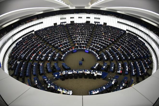 Euroopan parlamentissa on 751 meppiä, jotka säätävät kaikkia jäsenmaita koskevia lakeja. Parlamentti kokoontuu Brysselissä ja Strasbourgissa (kuvassa). KUVA: PATRICK SEEGER