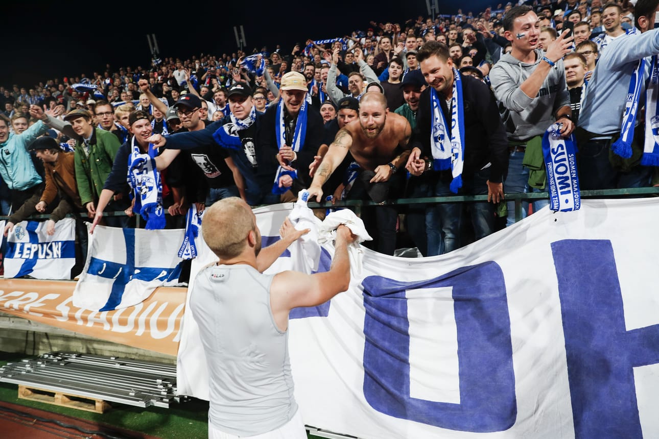 Suomi voitti kolme ensimmäistä Kansojen liigan otteluaan 1–0 ja joka kerta maalin teki Teemu Pukki. Kuvassa Pukki kiittää Suomen kannattajia syyskuisen Unkari-ottelun jälkeen.