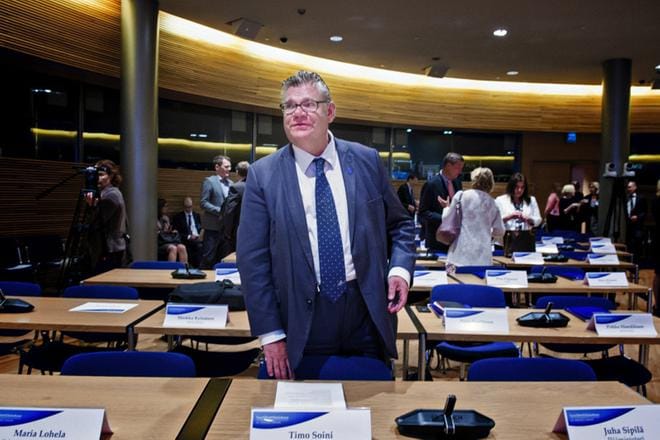 Puolustus perustuu jatkossakin kansallisiin puolustuksiin, ulkoministeri Timo Soini vakuutti MTS:n seminaarissa tiistaina. Elokuussa Soini osallistui suurlähettiläspäiville. KUVA: Kimmo Penttinen / Arkisto